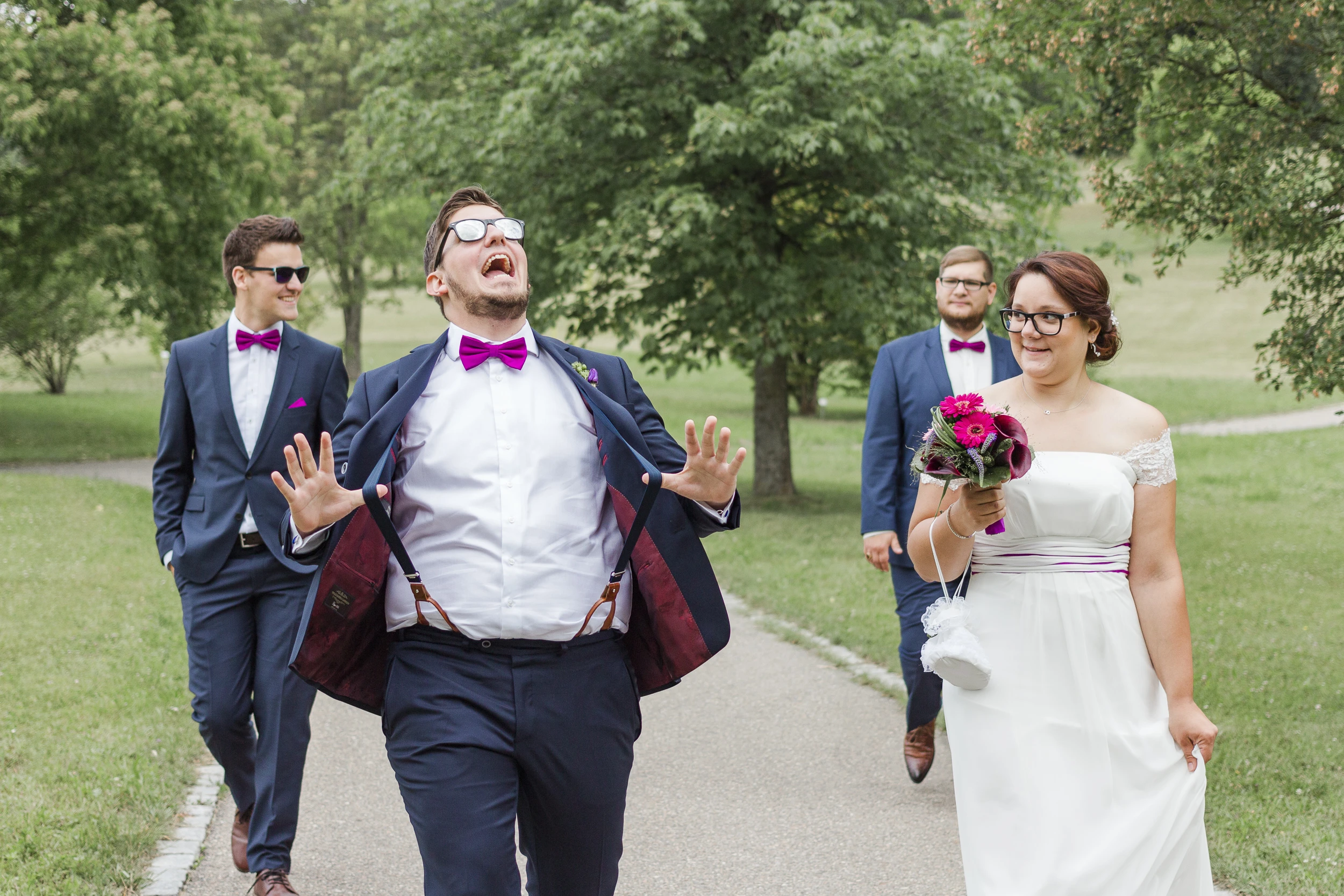 Bräutigam jubelt mit Hosenträgern
